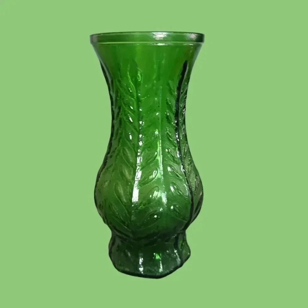 Vtg emerald green glass vase